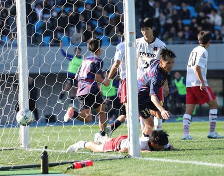 　後半、先制ゴールを決めた興国・安田光翔（撮影・西岡正）