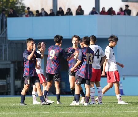 　帝京大可児に勝利し、喜び合う興国イレブン（撮影・西岡正）