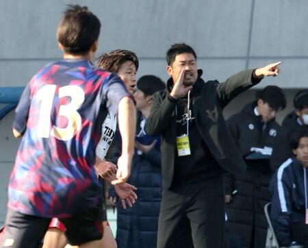 　後半、ベンチから指示を出す興国・六車拓也監督（右）＝撮影・西岡正