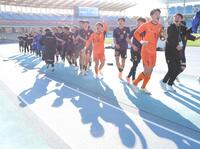 　初戦を突破し、勝利のダンスを踊る興国イレブン（撮影・西岡正）