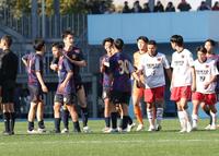 　帝京大可児に勝利し、喜び合う興国イレブン（撮影・西岡正）