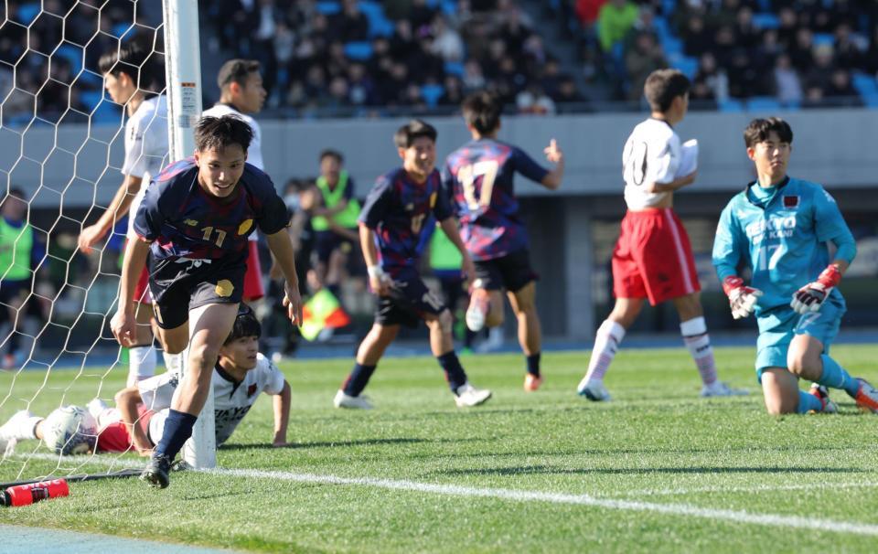 　後半、先制ゴールを決めた興国・安田光翔（左）ー撮影・西岡正