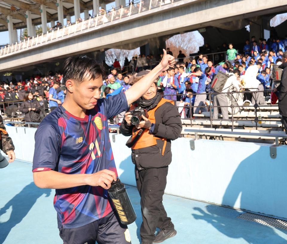 　２得点と活躍し、スタンドに向かって手を上げる興国・安田光翔（撮影・西岡正）