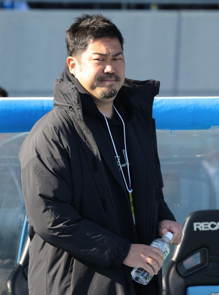 　ベンチで見守る興国・六車拓也監督（撮影・西岡正）