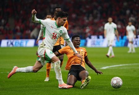 　サッカーのアフリカ選手権のザンビア戦でプレーするモロッコのアホマシ（左）＝２９日、ラバト（ロイター＝共同）