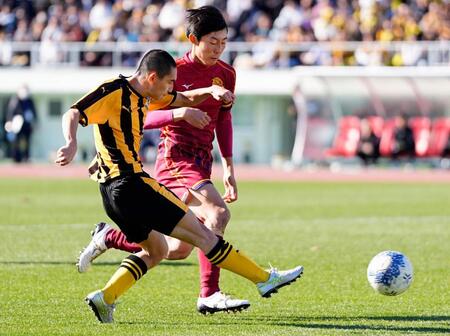 　前半、ゴールを狙う前橋育英・白井（手前）