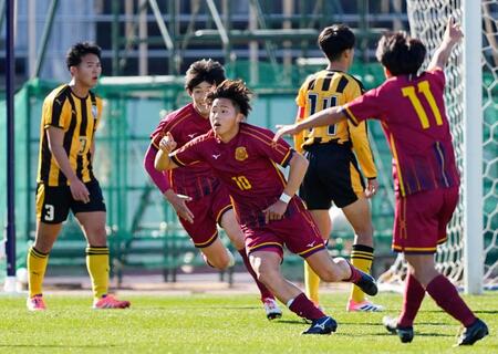 　前半、先制ゴールを決め、駆け出す神戸弘陵・池（１０）