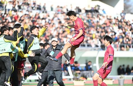 　前半、２点目のゴールを決めベンチに飛び込む神戸弘陵・池壱樹（中央）＝撮影・開出牧