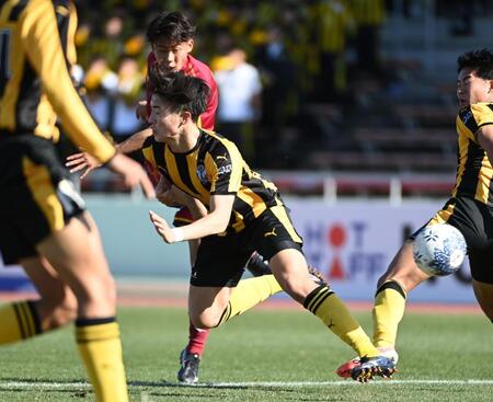 　前半、２点目のゴールを決める神戸弘陵・池壱樹（後方）＝撮影・開出牧