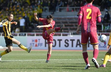 　前半、先制ゴールを決める神戸弘陵・池壱樹（中央）＝撮影・開出牧