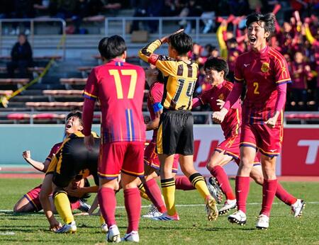 　前橋育英に競り勝ち、喜ぶ神戸弘陵イレブン