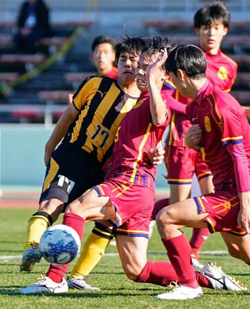 　後半、ゴールを決める前橋育英・関（左）