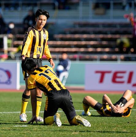 　神戸弘陵に敗れた竹ノ谷（左）ら前橋育英イレブン