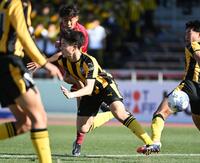 　前半、２点目のゴールを決める神戸弘陵・池壱樹（後方）＝撮影・開出牧