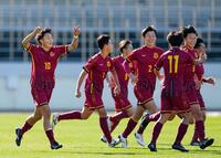 　前半、先制ゴールを決め、喜ぶ神戸弘陵・池（左端）