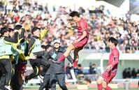 　前半、２点目のゴールを決めベンチに飛び込む神戸弘陵・池壱樹（中央）＝撮影・開出牧