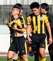 　神戸弘陵に敗れ、悔しがる白井（左）ら前橋育英イレブン