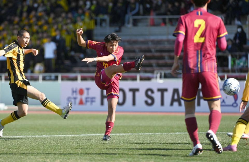 　前半、先制ゴールを決める神戸弘陵・池壱樹（中央）＝撮影・開出牧