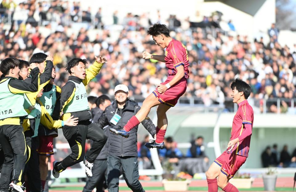 　前半、２点目のゴールを決めベンチに飛び込む神戸弘陵・池壱樹（中央）＝撮影・開出牧