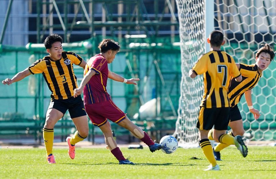 　前半、自身２点目のゴールを決める神戸弘陵・池（左から２人目）