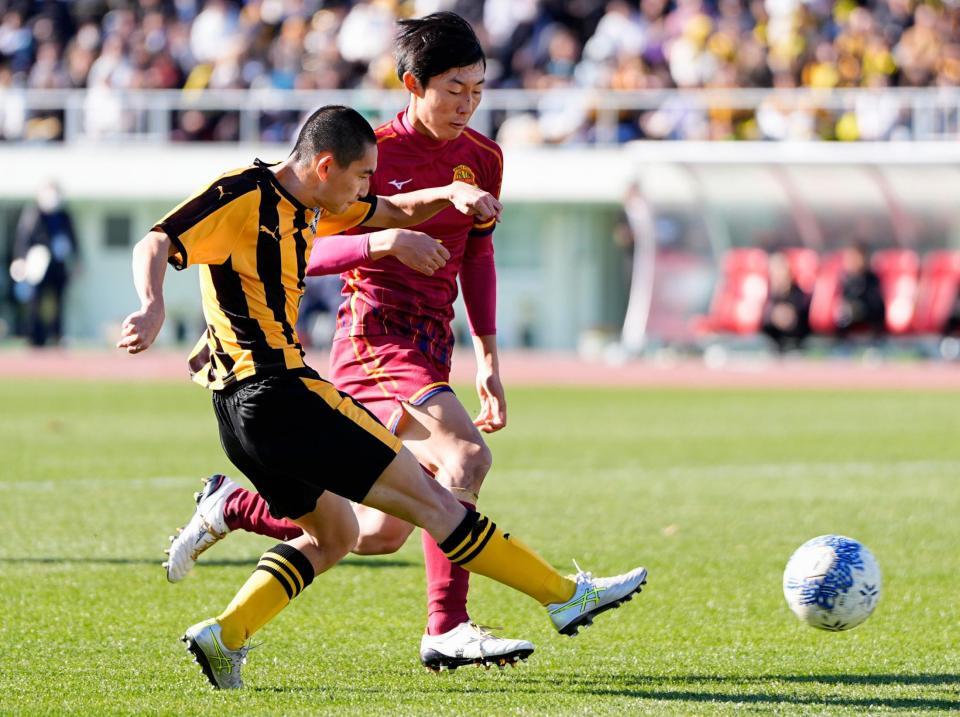 　前半、ゴールを狙う前橋育英・白井（手前）