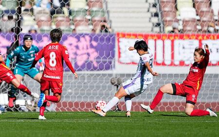 　前半、先制ゴールを決める広島・李誠雅（右から２人目）。ＧＫ大熊茜