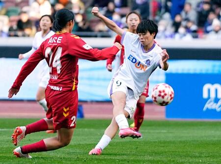 　後半、ゴールを狙う広島・上野（右）