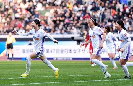 　試合終了間際、決勝ゴールを決め駆け出す広島・中嶋（左端）