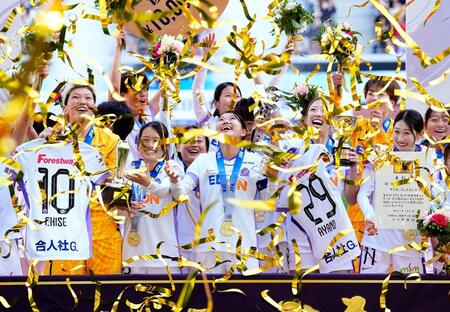 　ＩＮＡＣ神戸を破り初優勝を果たし、喜ぶ広島の選手たち