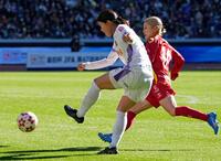 　前半、ゴール前にパスを出す広島・小川（左）。この後、李誠雅が先制ゴールを決める