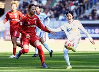 　前半、クリアする広島・中嶋（右）＝ＭＵＦＧ国立