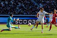 　前半、ゴール前に攻め込む広島・上野（右）。ＧＫ大熊茜