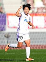 　前半、先制ゴールを決め喜ぶ広島・李誠雅