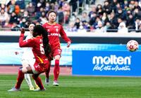 　試合終了間際、決勝ゴールを決める広島・中嶋（左奥）