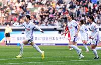 　試合終了間際、決勝ゴールを決め駆け出す広島・中嶋（左端）