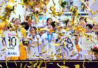 　ＩＮＡＣ神戸を破り初優勝を果たし、喜ぶ広島の選手たち