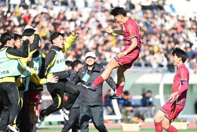 　前半、２点目のゴールを決めベンチに飛び込む神戸弘陵・池（右から２人目）＝撮影・開出牧