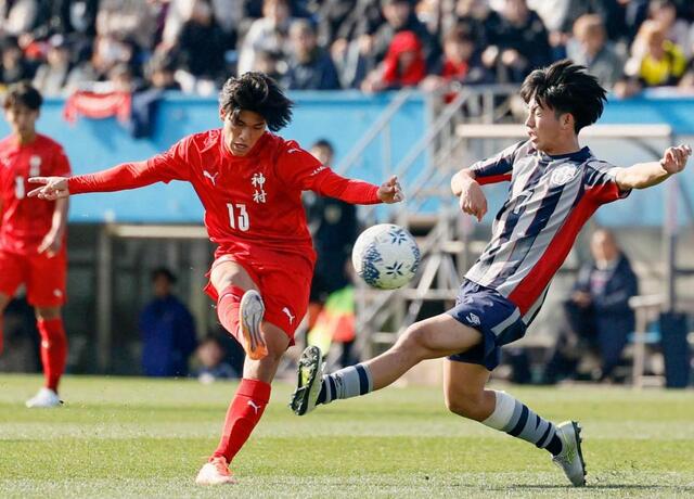 　後半、ハットトリックとなるゴールを決める神村学園・日高（左）