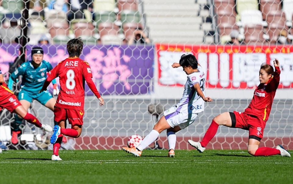 　前半、先制ゴールを決める広島・李誠雅（右から２人目）。ＧＫ大熊茜
