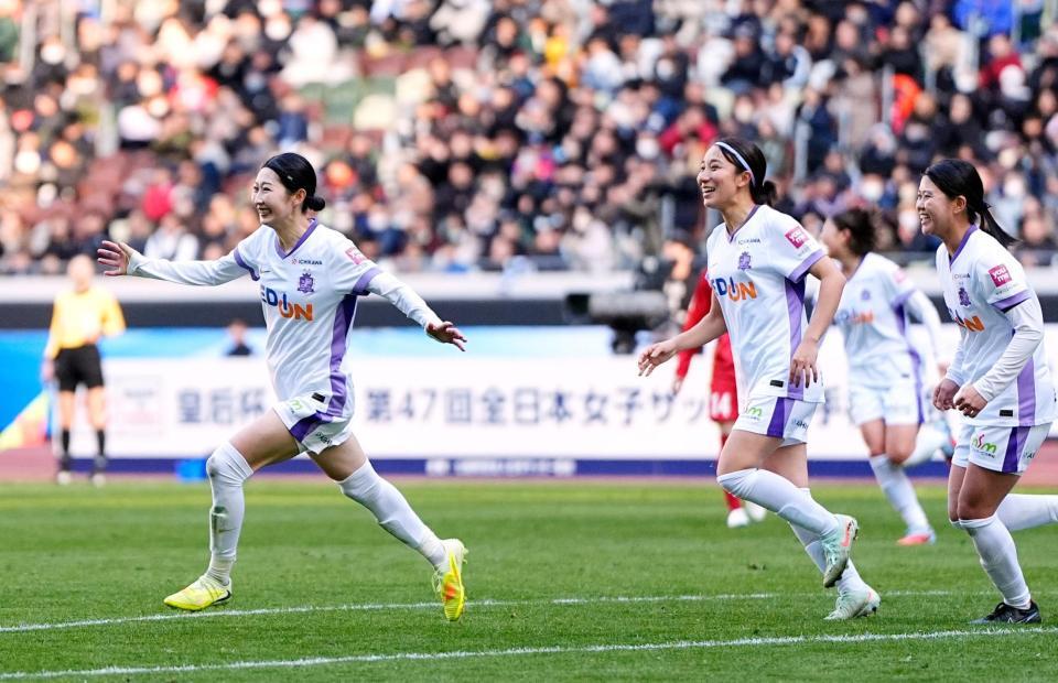 　試合終了間際、決勝ゴールを決め駆け出す広島・中嶋（左端）