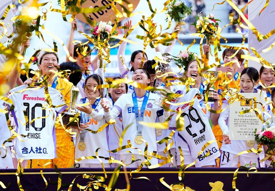 　ＩＮＡＣ神戸を破り初優勝を果たし、喜ぶ広島の選手たち