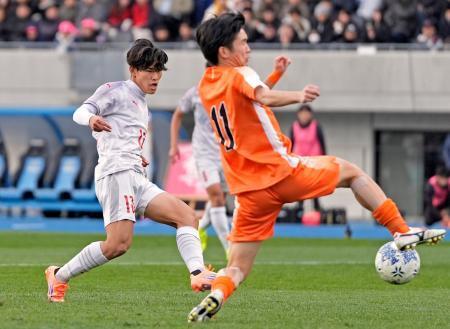 　神村学園-水口　後半、チーム３点目のゴールを決める神村学園・日高（左）＝Ｕ等々力