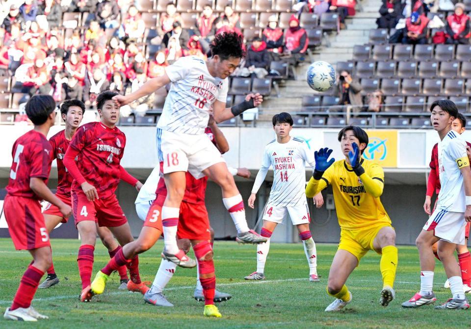 　試合終了間際、ヘディングでハットトリックとなるゴールを決める流通経大柏・金子