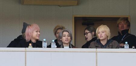 　観戦する手越祐也ら（撮影・佐々木彰尚）