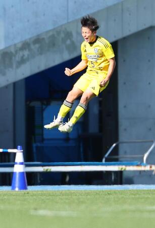 　前半、先制ゴールを決め喜ぶ鹿島学園・清水