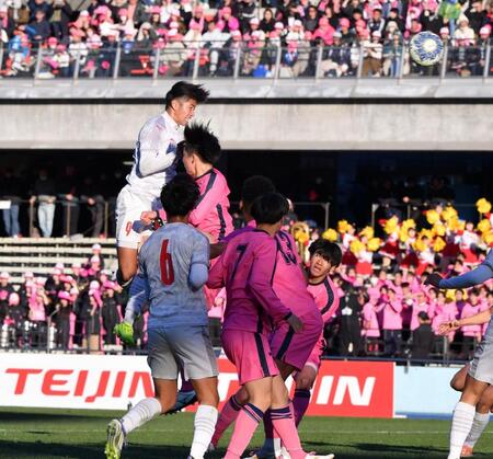 　後半、ヘディングシュートで４点目のゴールを決める神村学園・倉中悠駕（後方左）＝撮影・開出牧