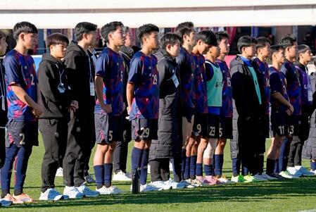 　鹿島学園に敗れ、整列する興国の選手たち