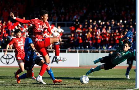 　大津-流通経大柏　前半、チーム２点目のゴールを決める流通経大柏・メンディー（左手前）。ＧＫ村上葵＝浦和駒場