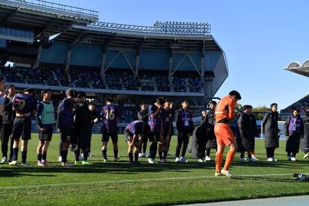 　準々決勝で敗れ肩を落とす興国イレブン（撮影・開出牧）