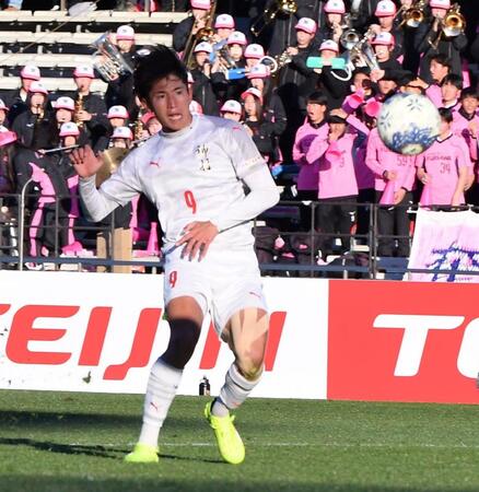 　後半、ハットトリックを決める神村学園・倉中悠駕（撮影・開出牧）